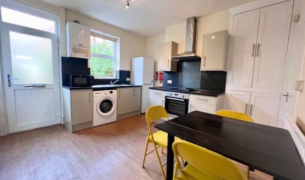 Charming 3-Bedroom Home Near City Centre - Photo 1