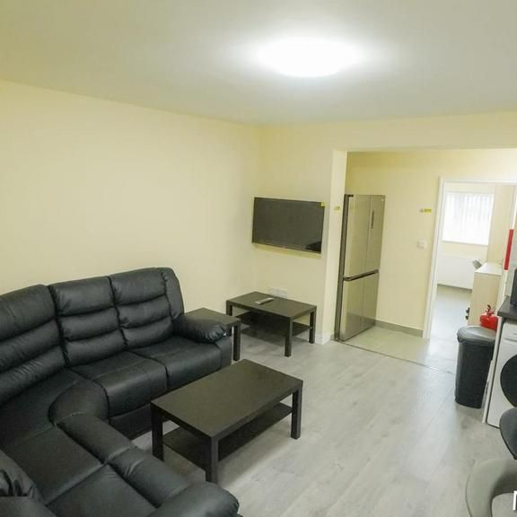 6 bedroom semi-detached house to rent - Photo 1