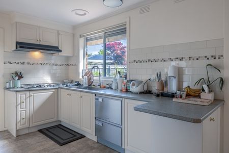 3 Fleming Court, Oakleigh South VIC 3167 - House For Rent | Domain - Photo 4