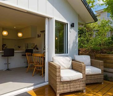 Sunny, west facing, low maintainance - Photo 5