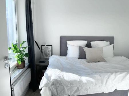 Välkommen till vår charmiga och nyrenoverade lägenhet med 1 sovrum i Hammarby Sjöstad, nära grönområden och till den vackra vattnet. Denna lägenhet har en öppen planlösning. Köket och vardagsrummet är rymliga med en trevlig sittgrupp och separat matplats. - Photo 4