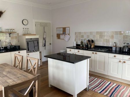 A beautifully presented upper flat in a converted traditional villa in the ever popular Perthshire town of Crieff. Ivy Knoll boasts impressive views across the - Photo 3