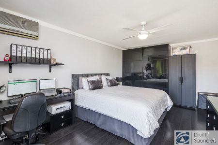 Riverside apartment with panoramic views - Photo 5