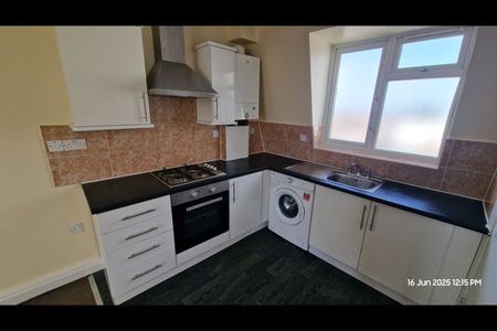 2 Bed Flat, Tooting High Street, SW17 - Photo 5