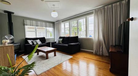 Beautifully 3- bedroom home with spacious garden & great outdoor living - Photo 3