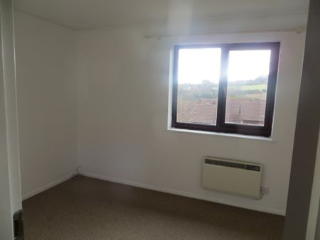 3 bed House - To Let - Photo 3