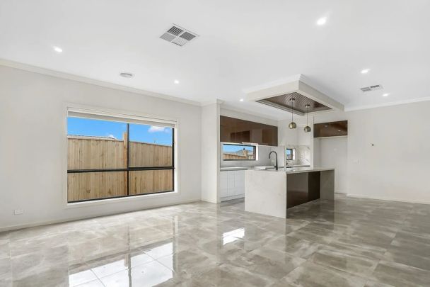 52 Wilaroy Boulevard, - Photo 1