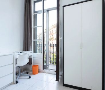 Room in a shared 6-bedroom apartment for rent in El Raval - Photo 5