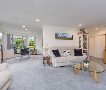 Large Village Charmer - Photo 3