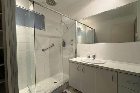 WELL PRESENTED UNIT IN PRIME LOCATION - Photo 4