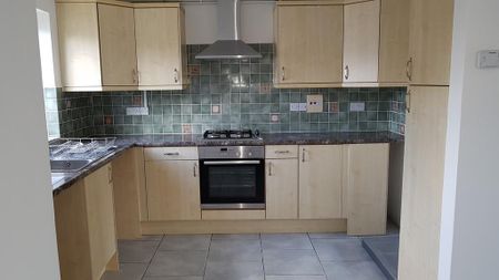 2 bedroom semi-detached house to rent - Photo 5