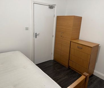 Room in a Shared House, Lansdowne Road, E11 - Photo 4
