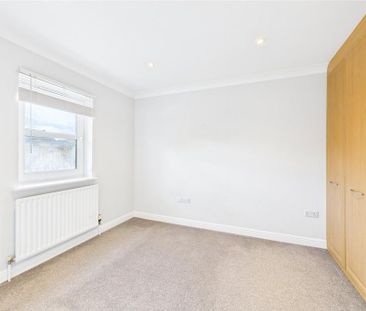 3 bedroom end of terrace house to rent - Photo 2