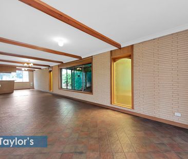 A STYLISH AND SPACIOUS ENTERTAINERS DREAM WITH CHARACTER AND COMFORT - Photo 4