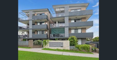 Superb Modern Unit with Courtyard & Air Conditioning - Photo 3