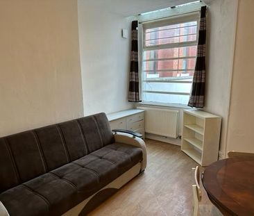 4 bedroom end of terrace house to rent - Photo 1