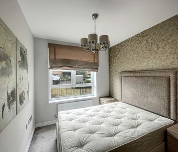 A spacious and stylish, furnished 2 bedroom ground floor apartment ... - Photo 2