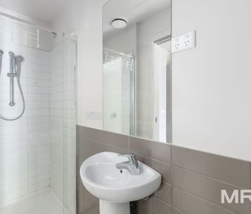 Stylish student living in the heart of it all - Photo 4