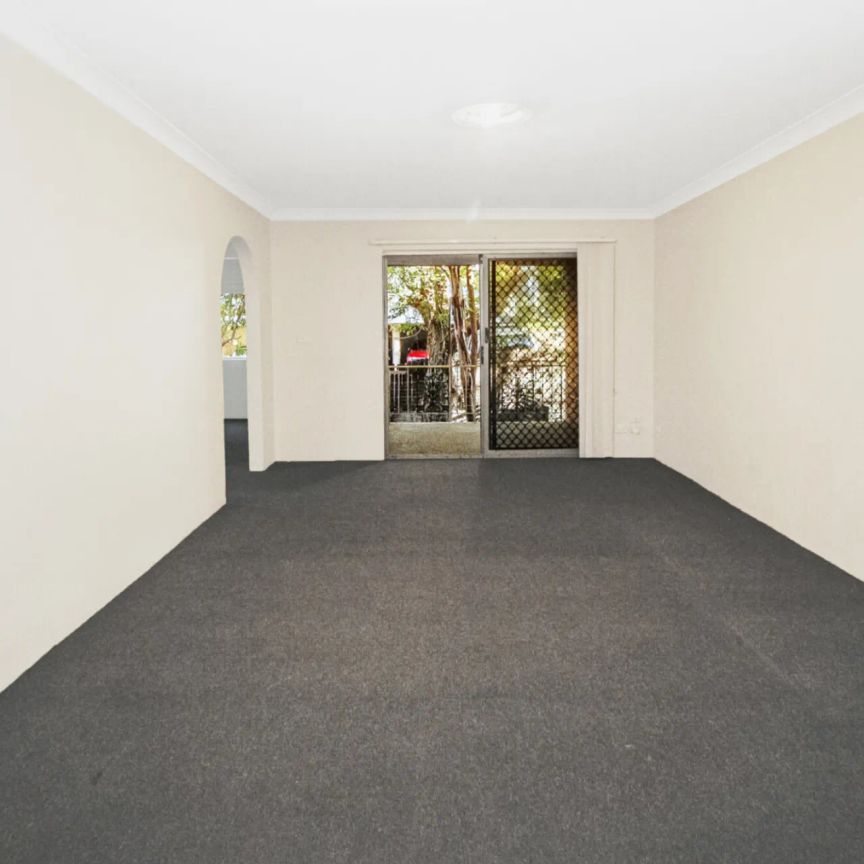 Large unit in central location - Photo 1
