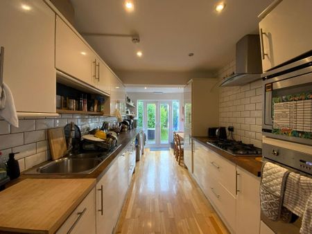 1 bedroom in a house share to rent - Photo 2