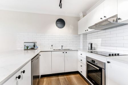 Stylish and Convenient: Modern 2-Bedroom Unit in Engadine - Photo 2