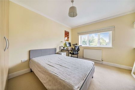 A deceptively spacious family home in a popular residential setting. - Photo 2