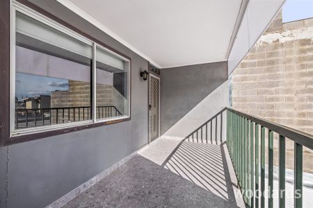 Stylish Apartment on trendy High!! - Photo 3