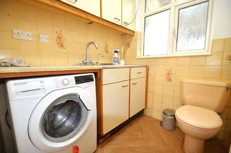 Rochester Avenue, Feltham, TW13 - Photo 2