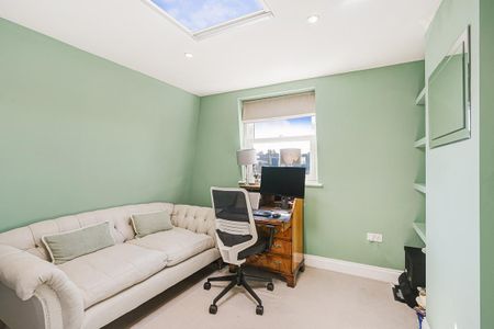 3 bedroom flat in London - Photo 4