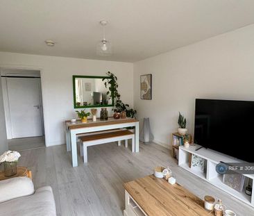 2 bedroom flat to rent - Photo 2