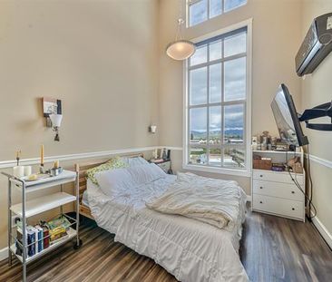 Spacious Top-Floor Unit with Solarium - Photo 2