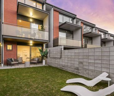 Modern City-Fringe Living, Moments From The Bays - Photo 4