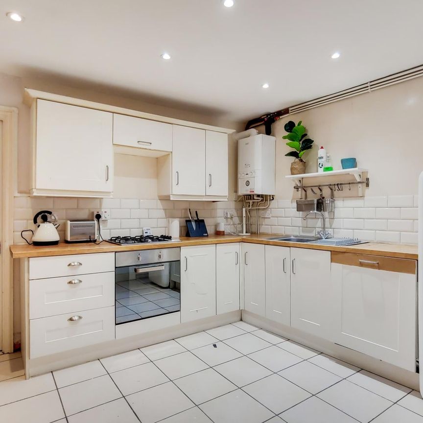 Flat To Let - Photo 1