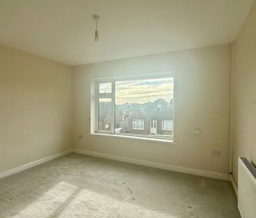 3 bedroom Flat To Let - Photo 1