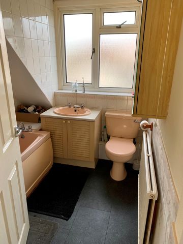 3 Bed Semi-Detached House, Tintern Crescent, RG1 - Photo 5