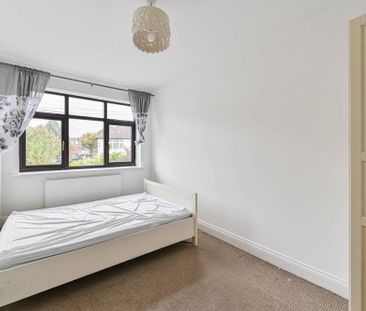 4 bedroom end of terrace house to rent - Photo 6