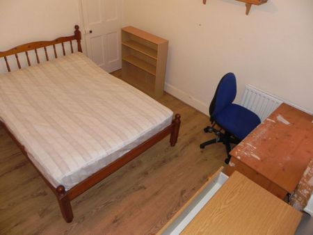 4 bedroom semi-detached house to rent - Photo 4