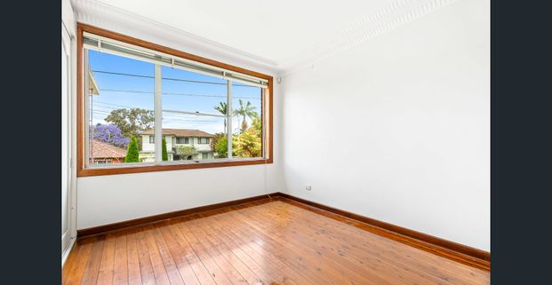 Bright 3-bedroom home with outdoor entertaining - Photo 1