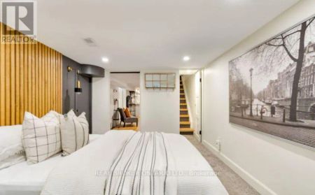 211 MARKHAM STREET - Photo 3