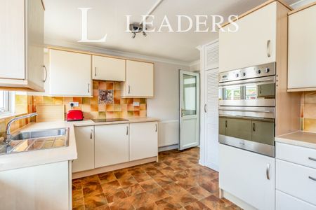 2 bedroom bungalow to rent Hawthorn Close, Chichester, PO19 - Photo 5