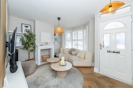 2 Bed Terraced House, Queens Road, RG4 - Photo 2