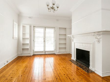 BEAUTIFULLY PRESENTED SPACIOUS GROUND FLOOR APARTMENT - Photo 2