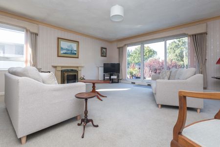 3 bed flat to rent in Westminster Road, Poole, BH13 - Photo 2