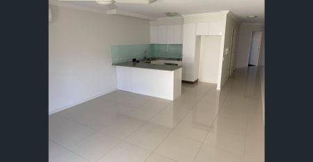 Modern open-plan apartment with courtyard - Photo 5