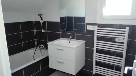 Studio entièrement rénové avec balcon et parking - Photo 3