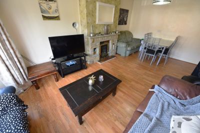 4 bedroom Flat in St Chads Drive, Leeds - Photo 1