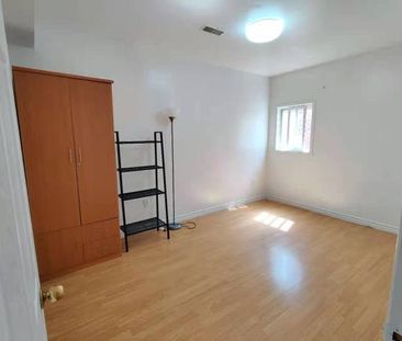 1 Bedroom Apt Available December 1st (Gerrard & Broadview) - Photo 1