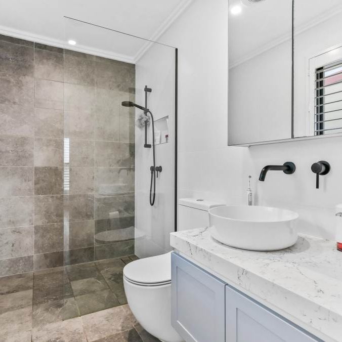 Luxuriously Designed, Near New, Stylish And Sun Kissed Executive Style Five Bedroom Family Oasis In A Blue Ribbon - Photo 1