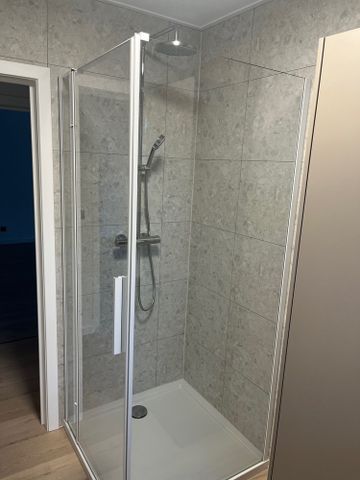 Gezellig en mooi gerenoveerd appartement met 2 slaapkamers en privé-garage op toplocatie in Dilsen-stokkem. - Photo 3