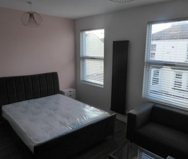 4 bedroom end of terrace house to rent - Photo 6